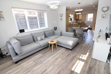 3 bedroom detached bungalow to rent - Photo 2