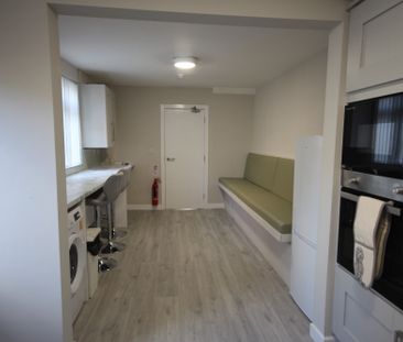 Room 6, 22 Ballygomartin Road, Belfast, BT13 3LD - Photo 5