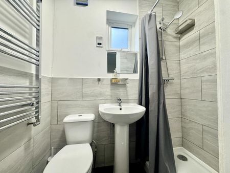 1 bedroom in a house share to rent - Photo 4