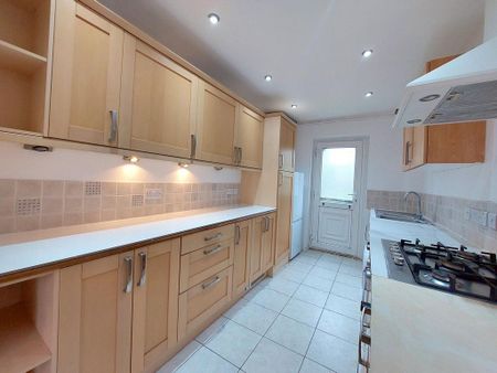 3 bedroom end of terrace house to rent - Photo 4