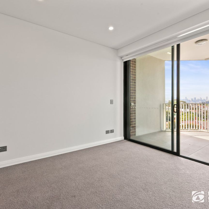 Modern Elegance in Near New Luxury Unit Complex | 1-Bedroom - SPECTACULAR VIEWS from rooftop communal area - Photo 1