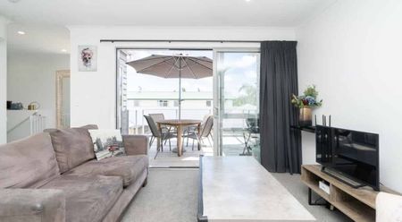 Modern Townhouse in Prime Location – Close to CBD, Hospitals & Hamilton Lake - Photo 4