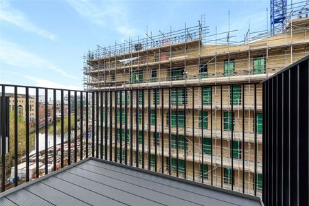 An upper floor apartment with balcony and waterfront views, in the newly completed Huntley Wharf development by Berkeley Homes. - Photo 5