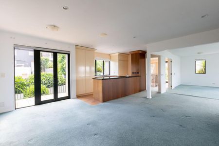 Spacious family home with great view - Photo 4