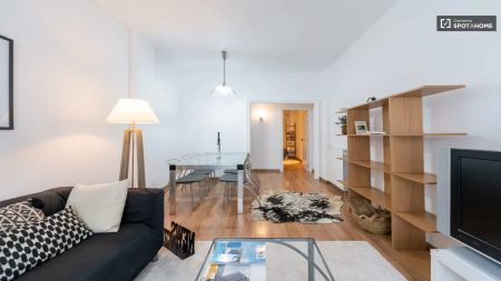 Double bed in Room in a shared 4-bedroom apartment for rent in El Putget i Farró, perfect for female students. - Photo 5