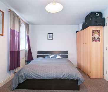 This lovely double bedroom property based in the heart of Clapham. - Photo 3