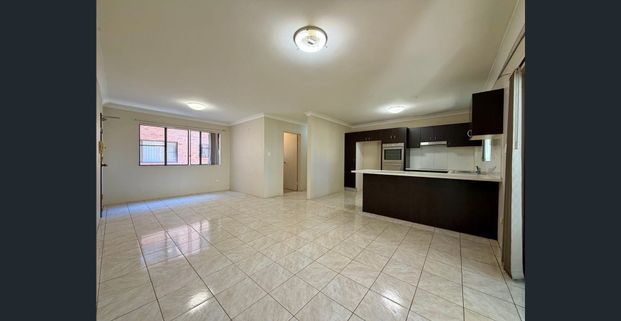 Large, neat & tidy unit fully tiled, with lock-up garage. - Photo 1