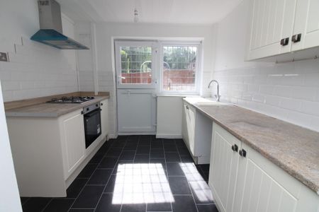 3 Bedroom End Terraced House - Photo 5