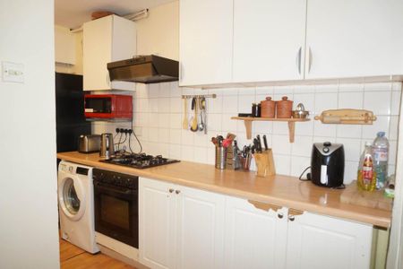 1 bedroom in a house share to rent - Photo 3
