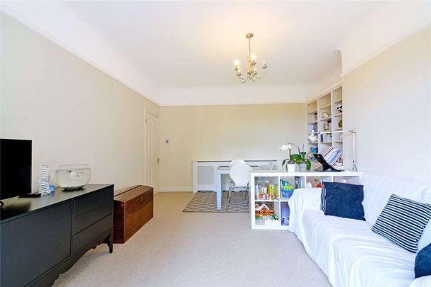 A two bedroom apartment situated in the desirable location of Hurlingham Court. - Photo 1