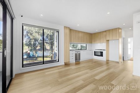 Stylish Family Home in Prime Heidelberg West Location - Photo 4