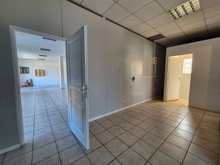 Location local commercial 3 pièces, 133.90m², Saint-Hilaire - Photo 2