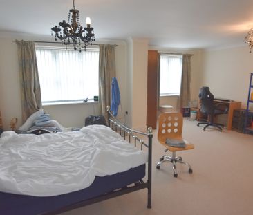 4 Bedroom Mid Terraced House - Photo 3