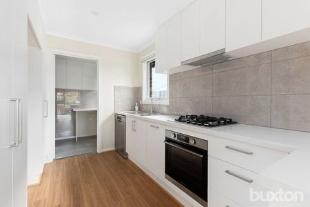 Stunning Renovated 3 Bedroom Home in Parkdale - Photo 3