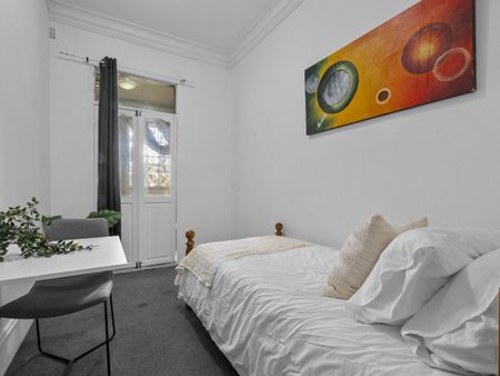 Redfern - Photo 3