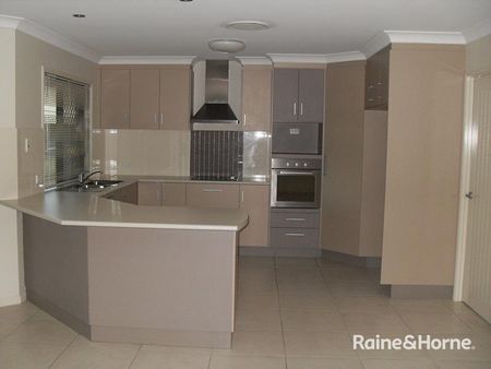 4 BEDROOM HOME GLENELLA - Photo 2