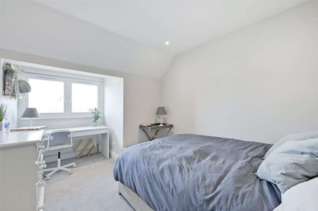 A charming, newly refurbished 4 double bedroom house ideally located in central Beaconsfield close to shops, the station, restaurants and bars. - Photo 5