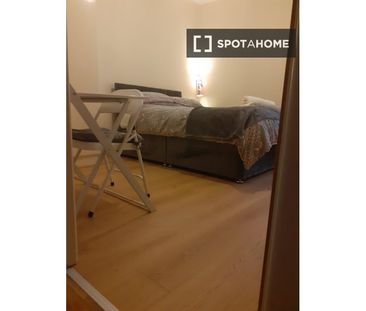 Room in a 2-Bedroom Apartment for rent in Rialto, Dublin - Photo 2