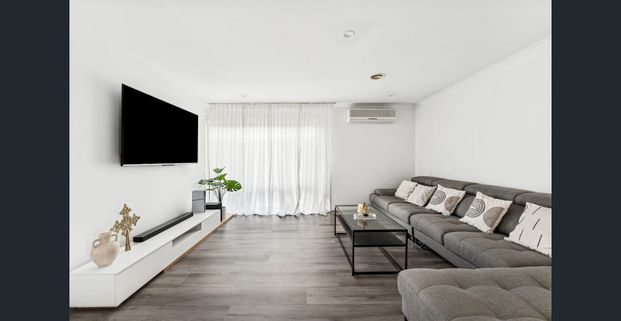 Spacious Three Bedroom Home with Pool & Alfresco! - Photo 1