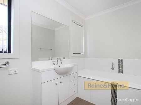 MODERN 3 BEDROOM FAMILY HOME WITH AIR CON. - Photo 5
