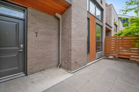 Landmark District: Lofted 1 bed+den Townhouse - Photo 5