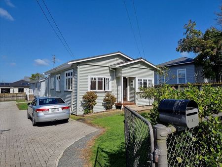 Cheerful 3 bed house re-painted ready to move in. - Photo 2