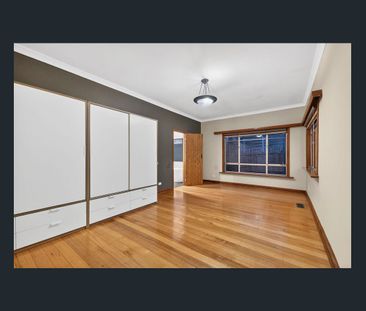 Spacious Family Living with Separate Studio in a Prime Mitcham Locatio - Photo 6
