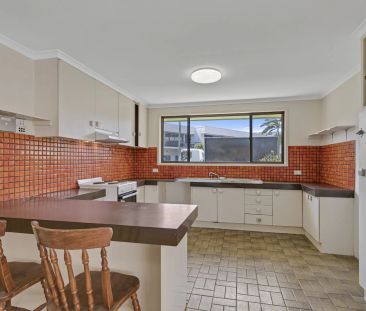 Spacious Home in Prime Maroochydore Location - Available Now - Photo 2