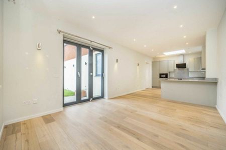 Albert Road, London, NW7 - Photo 2