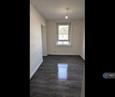 3 bedroom flat to rent - Photo 2