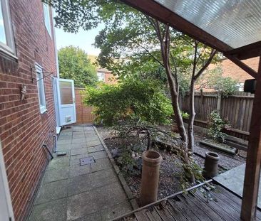 Linton Gardens, Beckton, E6 - Photo 3