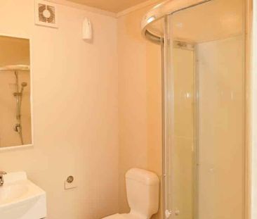 Attractive 2 bedroom unit in walking distance ... - Photo 3