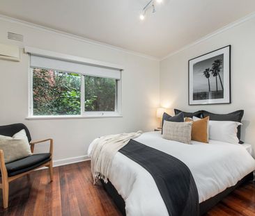 LIGHT AND BRIGHT ONE BEDROOM APARTMENT ON GROUND FLOOR! - Photo 3