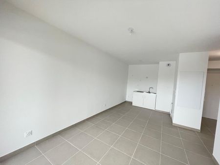 Location Appartement 2 pièces 40m² MARSEILLE 13ème - Photo 2
