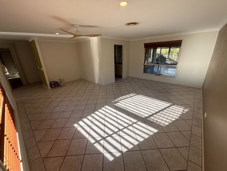 Stylish 3-Bedroom plus study Family Home in Prime Parkwood Location - Photo 2