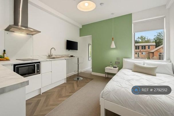 1 bedroom in a house share to rent - Photo 1