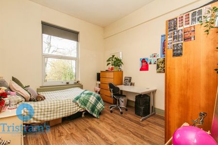 References Pending - 3 bed Apartment - Photo 5