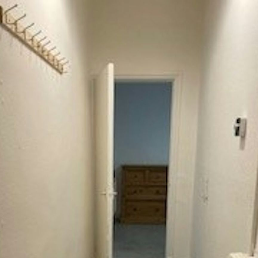 Flat to rent on - Photo 1