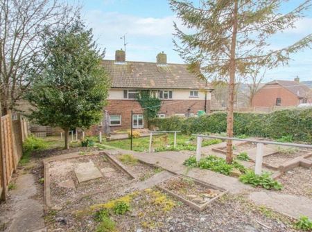 4 bedroom semi-detached house to rent - Photo 4