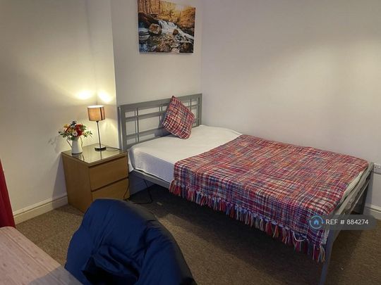 1 bedroom in a house share to rent - Photo 1