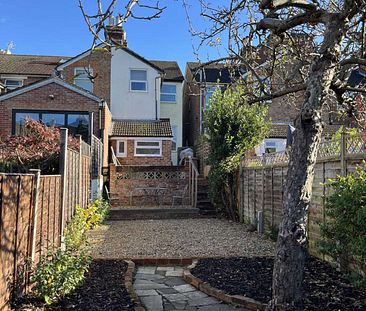 Room 6, 25 Springfield Road, Guildford, Surrey GU1 4DW - Photo 1