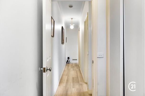 Central Perfection! Incl. Fridge, Washing Machine and Clothes Dryer. - Photo 1