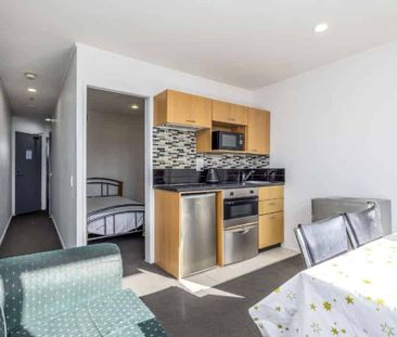 Sunny, warm, 2 bedroom apartment in Central Akl - Photo 3