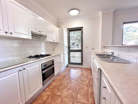 Spacious Resort Style 3 Bedroom Apartment - Photo 5