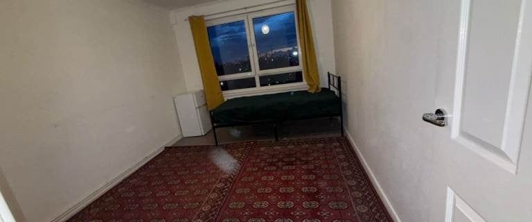Room in a Shared Flat, Loxford Road, IG11 - Photo 1