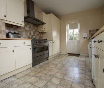 4 bedroom end of terrace house to rent - Photo 1