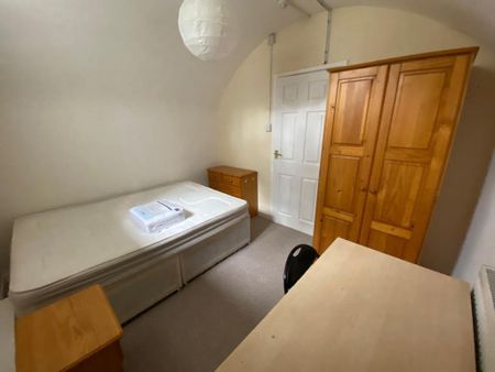 3 bedroom flat to rent - Photo 4