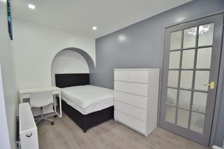 4 bedroom semi-detached house to rent - Photo 4