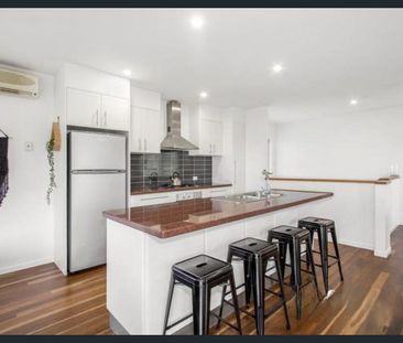 Beachside Home in Leafy Setting - 2 bedroom Plus Study - Photo 5