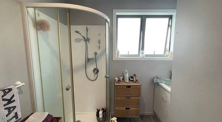 Tidy 3 Bedroom 1 Bathroom House - Pet Friendly - Photo 4